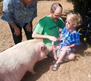 Lucas_pets_pig